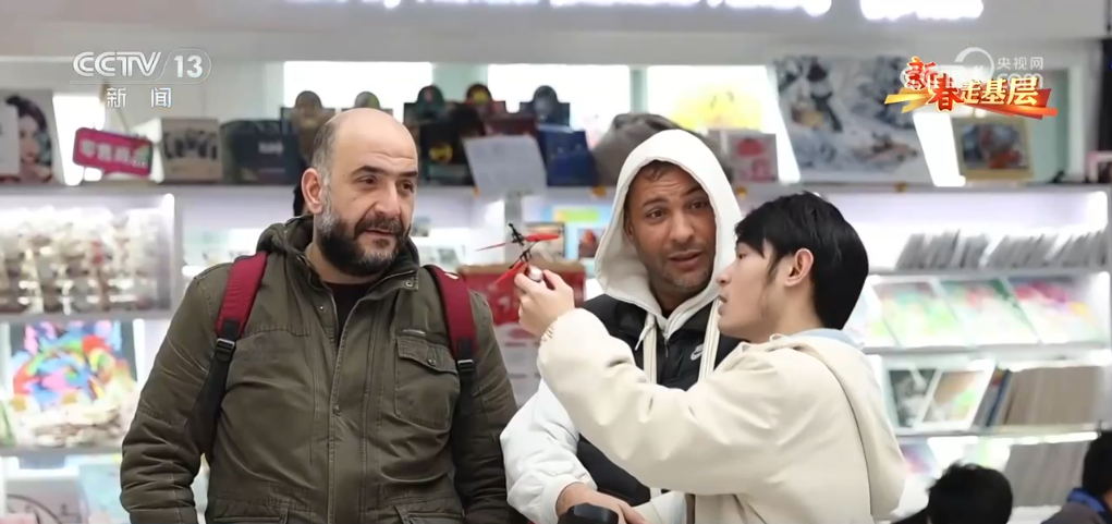 成拳”凝聚合力 “品牌出海”成为义乌热词冰球突破豪华版手机版新春走基层 “攥指(图4)