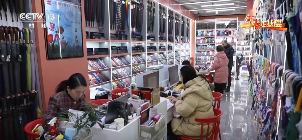 成拳”凝聚合力 “品牌出海”成为义乌热词冰球突破豪华版手机版新春走基层 “攥指(图3)